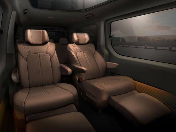 Detailní pohled na zadní relaxační sedadla Hyundai Staria.